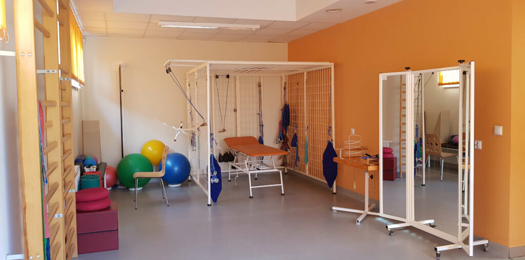 Sala ćwiczeń rehabilitacyjnych wyposażona w nowoczesny sprzęt