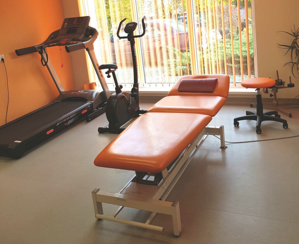 Sala ćwiczeń z profesjonalnym sprzętem rehabilitacyjnym